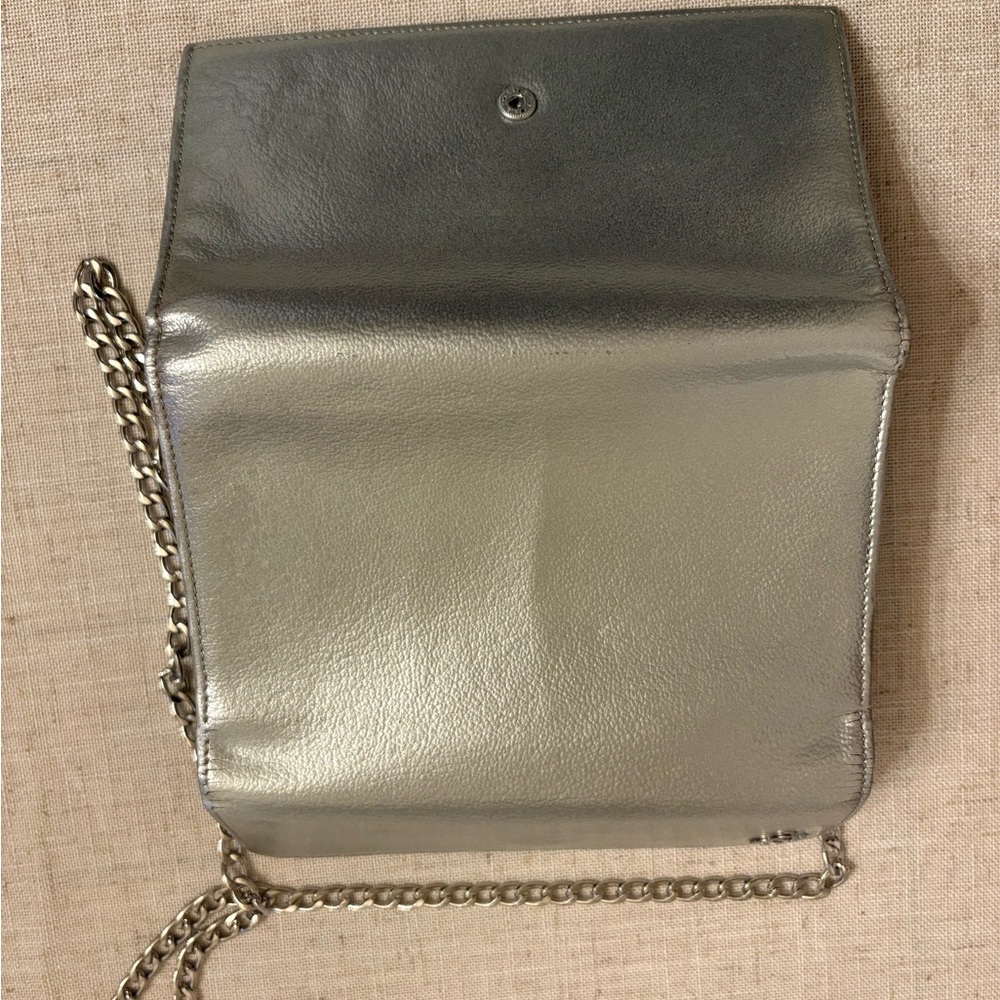CHANEL Silver Crossbody Bag with Structured Design - Picture 7 of 7